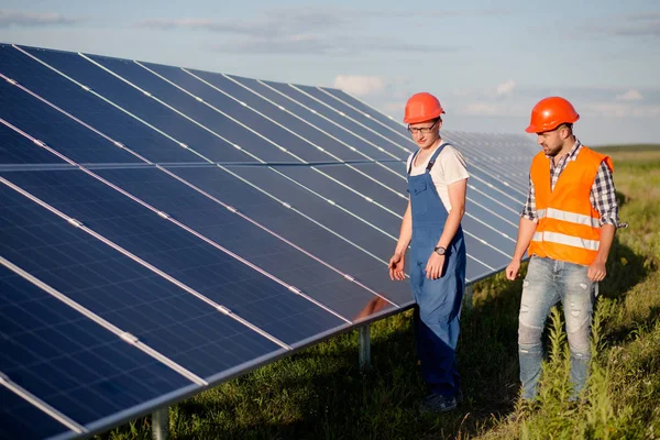 Vue sur panneaux photovoltaïques de la centrale solaire . — Photo