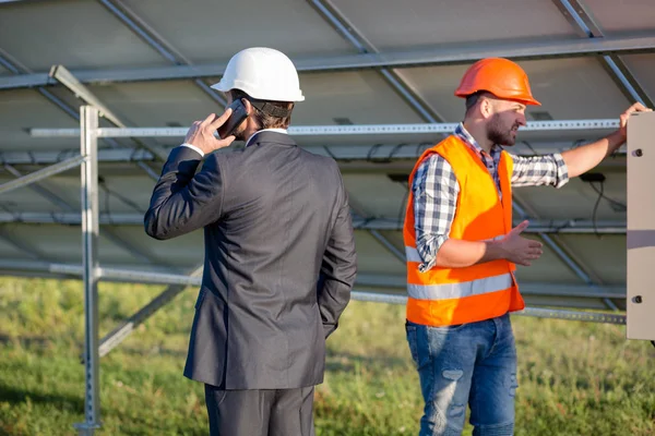 Director and engineer, solar panels construction. — Stock Photo, Image