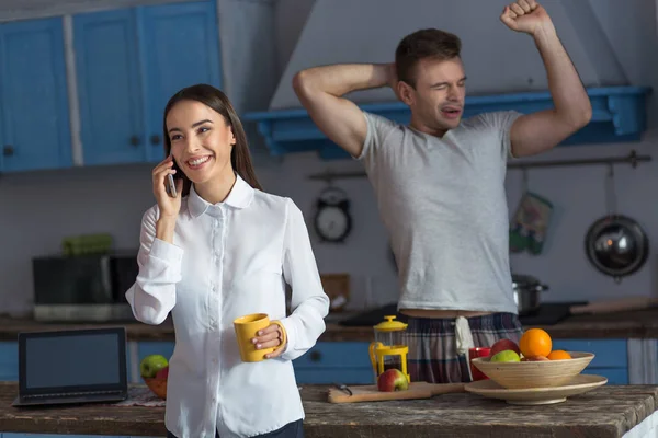 Mujer joven hablando por teléfono lista para ir a trabajar . — Foto de Stock