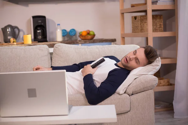 Freelancer tirar uma soneca durante o processo de trabalho . — Fotografia de Stock