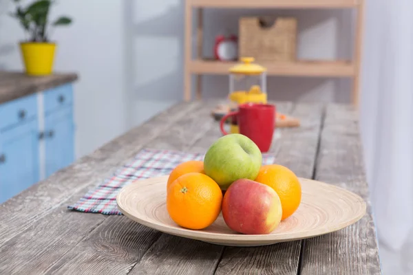 Widok na owoce na stole w kuchni drewniany stół z bliska. — Zdjęcie stockowe