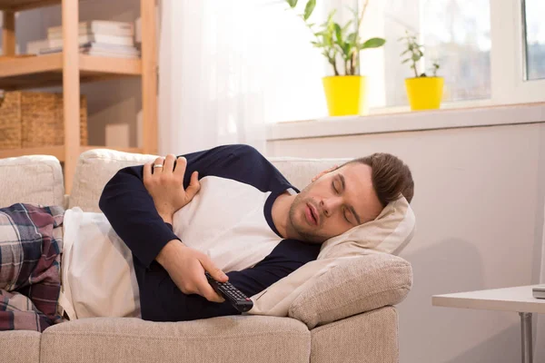 Homem adormecendo em casa enquanto assiste TV . — Fotografia de Stock