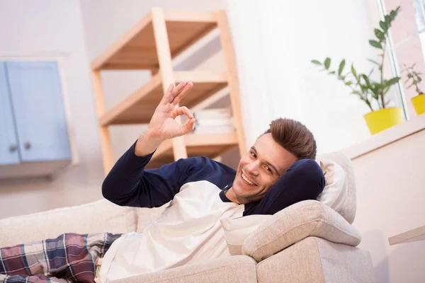 Preguiçoso marido mostrando ok com os dedos . — Fotografia de Stock