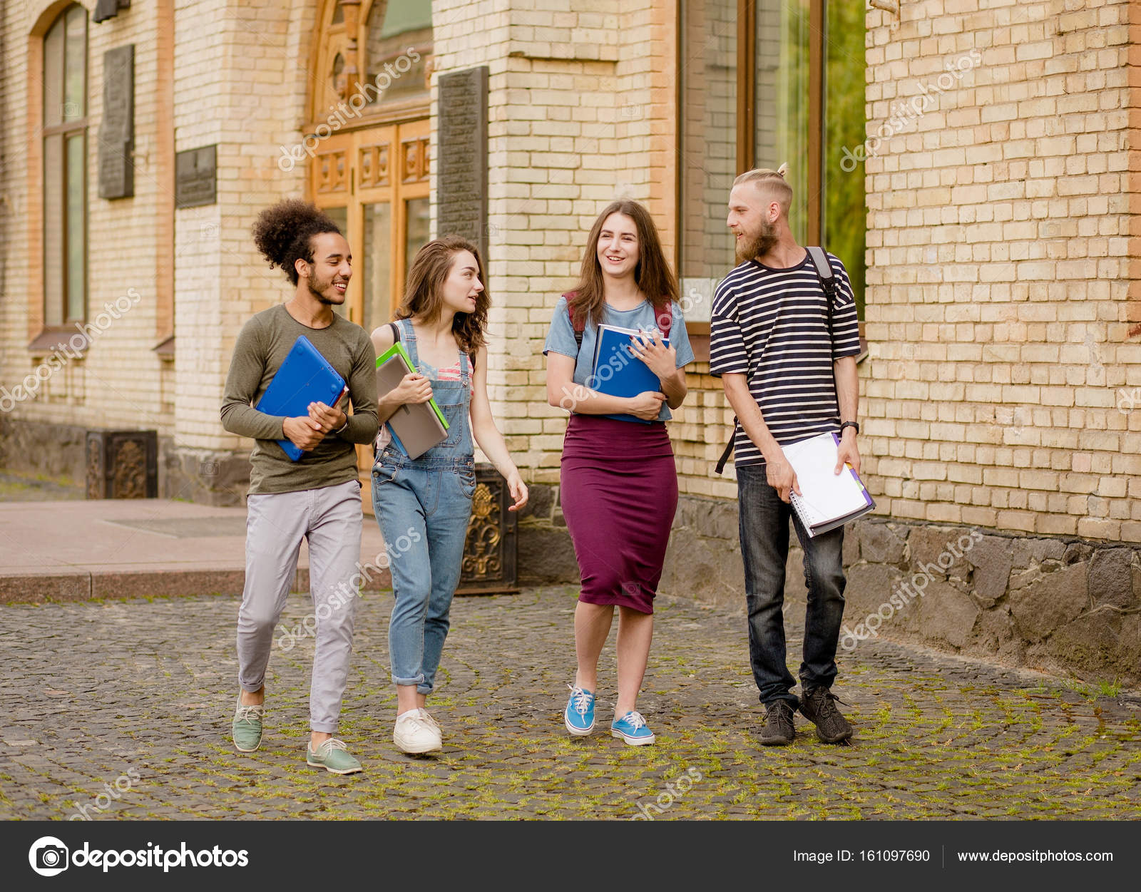 счастливые студенты. люди идут в институт. студенты идут в университет. идти в университет. учебное заведение.
