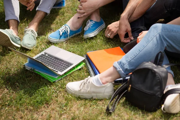 Vista de cerca de las piernas de los estudiantes en la hierba . — Foto de Stock