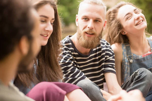 Portret młodych studentów z bliska. — Zdjęcie stockowe