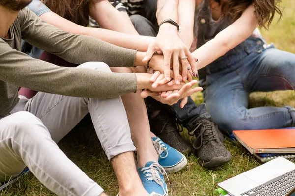 Vista da vicino su mani e palme degli studenti . — Foto Stock