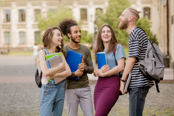 Jóvenes estudiantes alegres mostrando emociones de felicidad . — Foto de Stock