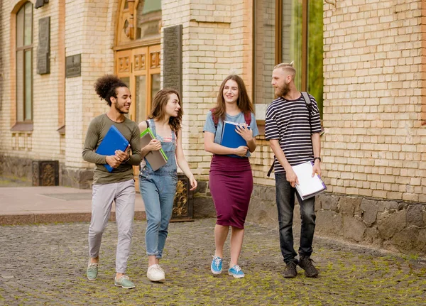 走在校园的大学生. — 图库照片