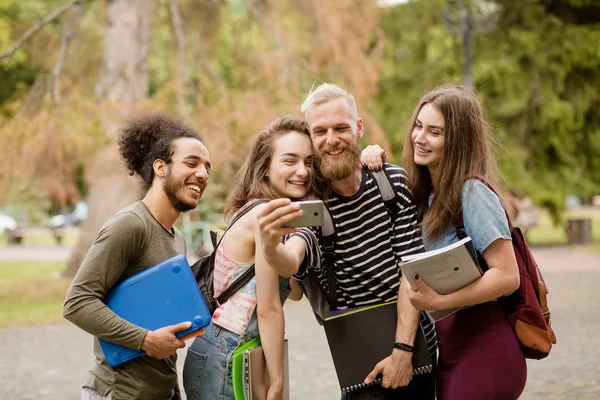 Amigos universitarios haciendo selfie en la cámara del teléfono . — Foto de Stock