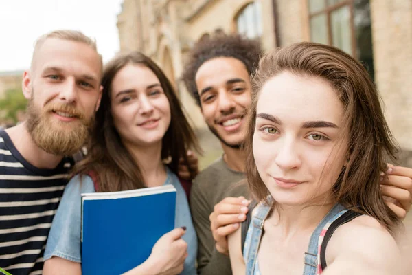 Estudiantes multiétnicos sonriendo para foto selfie . —  Fotos de Stock