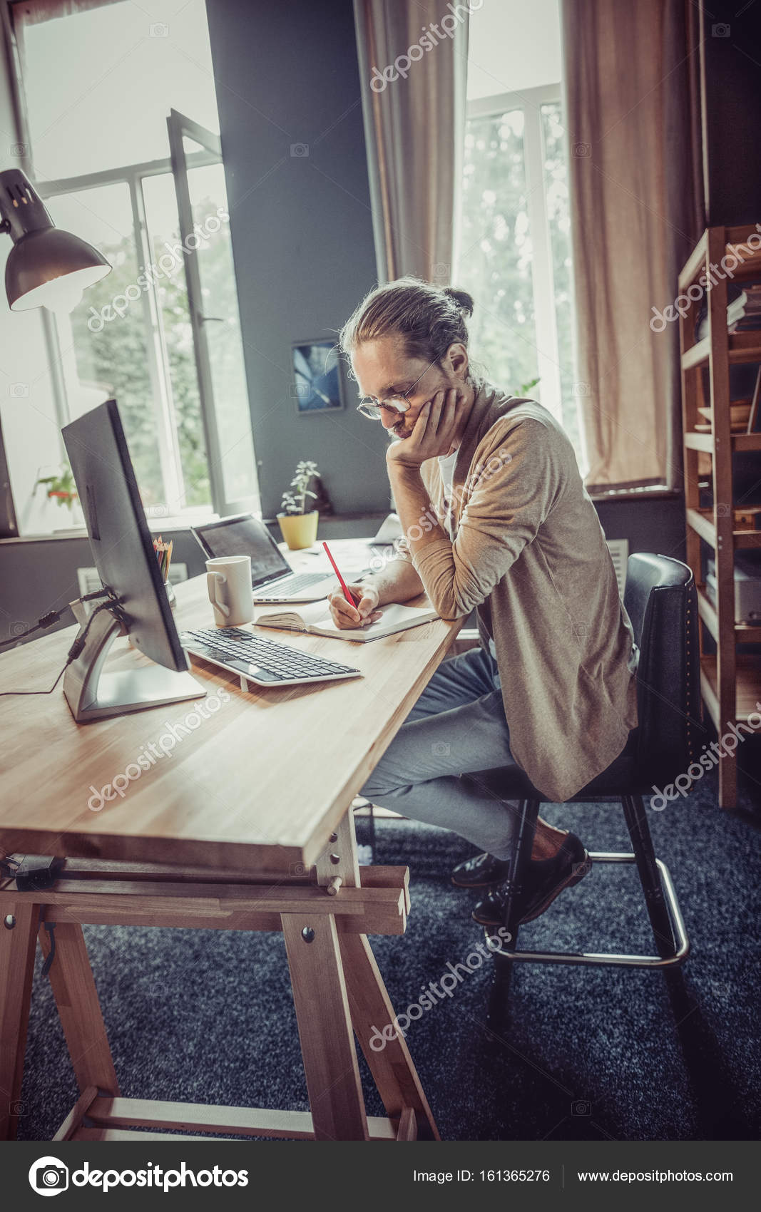 侧视图上工作自由职业者在木桌上的人. ——图库图片© svyatoslavlipik #161365276