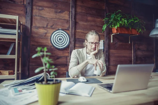 Libero professionista che lavora alla scrivania di legno a casa . — Foto Stock