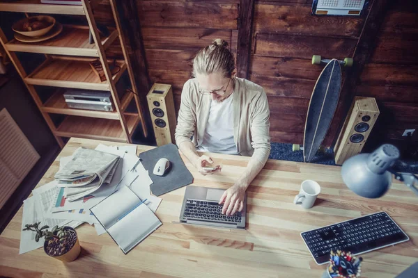 Vista superior no homem freelancer sitiing na mesa de madeira . — Fotografia de Stock