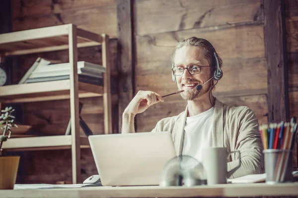 Freelancer man deelnemen aan zakelijk gesprek online. — Stockfoto