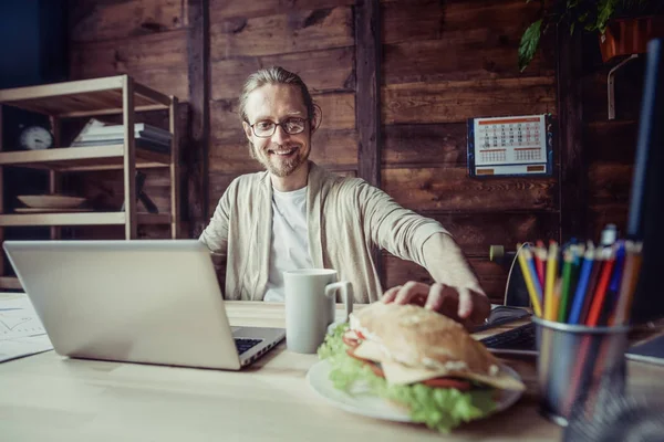 Freelancer trabajando en casa almorzando . — Foto de Stock