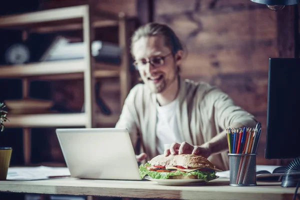 Uomo che lavora a casa che va a mangiare sul posto di lavoro . — Foto Stock