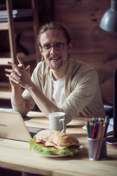 Junger glücklicher Mann arbeitet freiberuflich. — Stockfoto