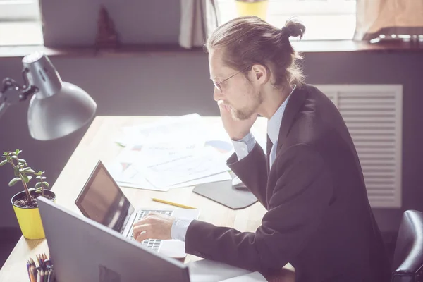 Σύγχρονη freelancer κάθεται στο ξύλινο γραφείο στο σπίτι γραφείο. — Φωτογραφία Αρχείου