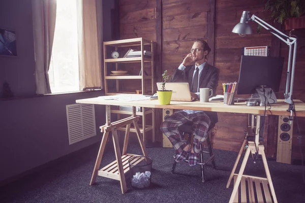 Homme d'affaires travaillant sur freelance à la maison . — Photo