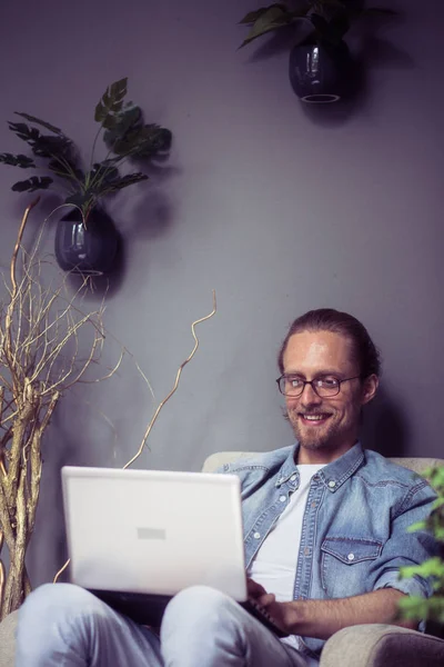 Biuro w domu koncepcja, mężczyzna pracujący nad projektem za pomocą laptopa. — Zdjęcie stockowe