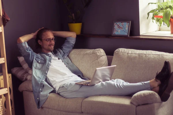 Freelancer relaxante no sofá . — Fotografia de Stock