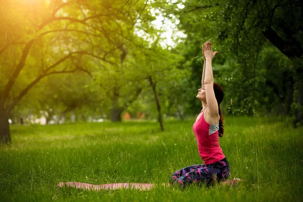 Mladá krásná žena cvičí youga diamond pose. — Stock fotografie