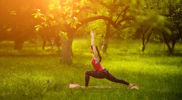 Žena cvičí jóga představuje vysoký výpad. — Stock fotografie