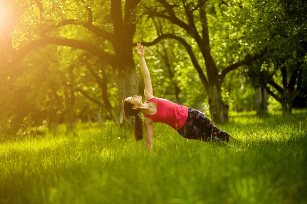 Yan tahta kadın egzersiz yoga teşkil. — Stok fotoğraf