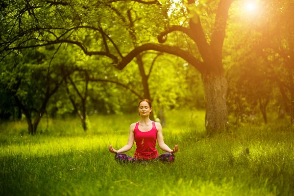 Femme médiateur dans le yoga asana dans le jardin . — Photo