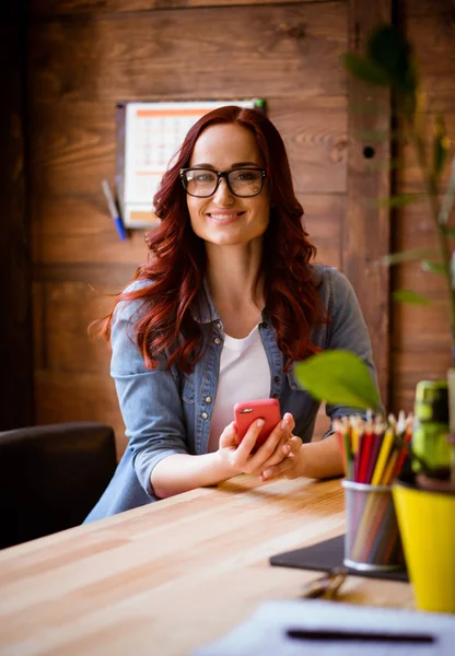 Gelukkig freelancer meisje op kantoor aan huis. — Stockfoto