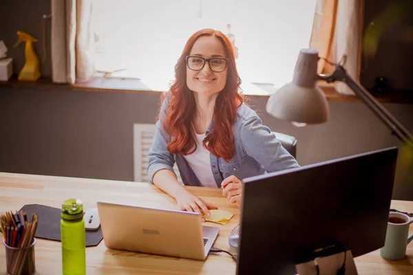 Wanita senang bekerja pada freelance dari rumah . — Stok Foto