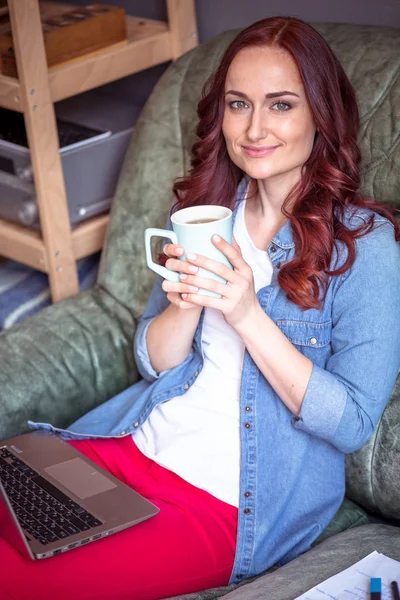 ホーム オフィスでのコーヒー ブレークを持っている女性. — ストック写真