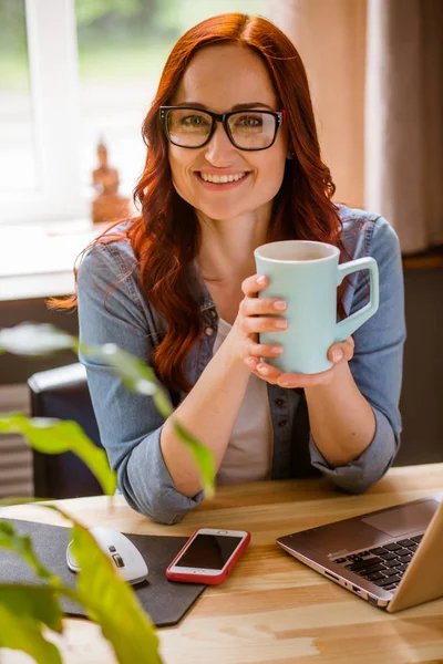 Koffiepauze van jonge zakenvrouw bezig met freelance. — Stockfoto