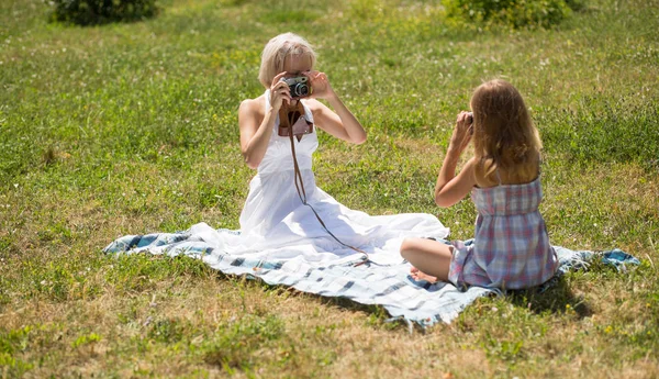 Mamá e hija fotógrafa y modelo . —  Fotos de Stock