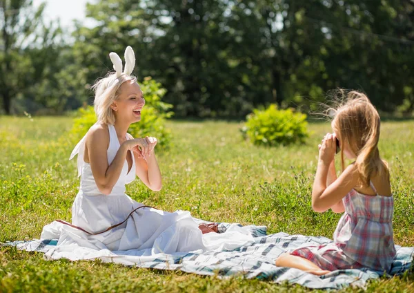 Mother and daughter playing photographer and model. — Stock Photo, Image