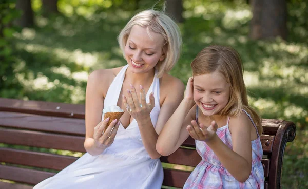 Giovane madre che tiene in mano gelati sciolti. ridendo . — Foto Stock