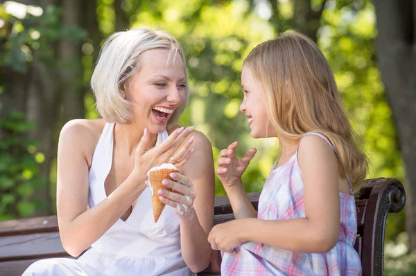 Mamma e figlia mangiare gelato insieme . — Foto Stock