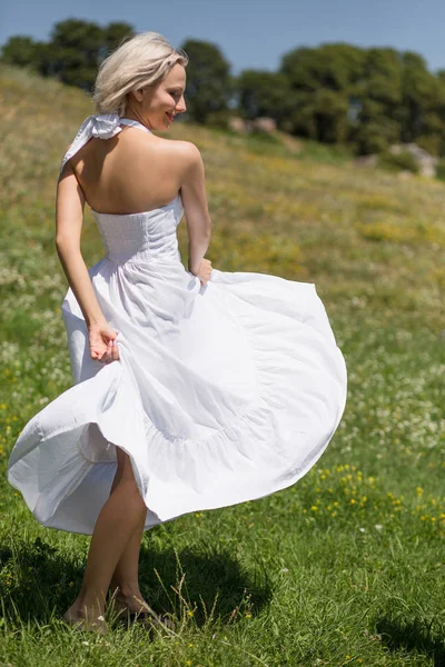 Жінка в довгій білій сукні на лузі . — стокове фото