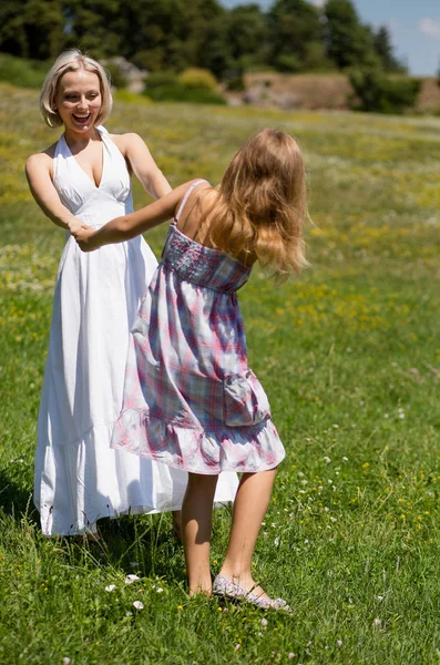 Mamma e figlia in campo divertirsi e ballare . — Foto Stock