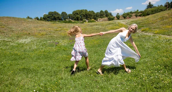 Семейная гармония, мама и дочь веселятся на открытом воздухе . — стоковое фото