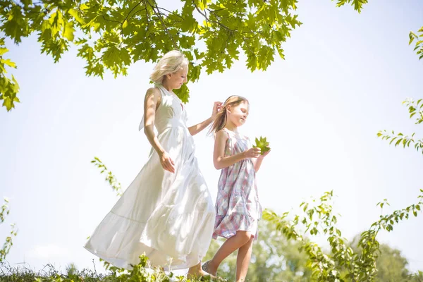 Vista laterale di madre e figlia che camminano nella natura . — Foto Stock