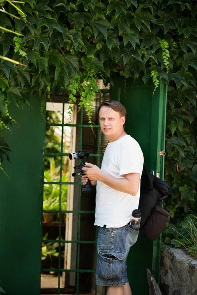 Junge Fotografin mit Camcorder am Aufnahmelager. — Stockfoto