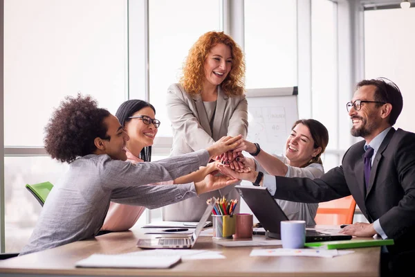 Equipo empresarial tomados de la mano . — Foto de Stock