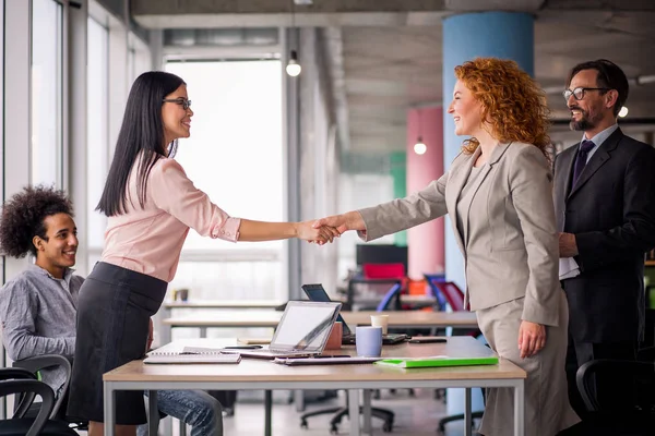 Two businesswomen shaking hands. — Stock Photo, Image