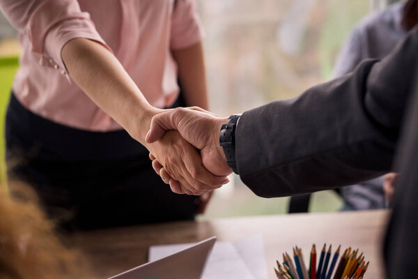 Hombre y mujer estrechando las manos en el trato de negocios . — Foto de Stock