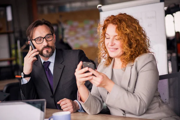 Affärsmannen och affärskvinna på arbetsrymd kommunicera på telefon. — Stockfoto