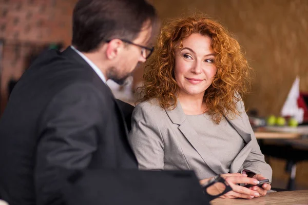 Företag personer förhandling i moderna kontor. — Stockfoto