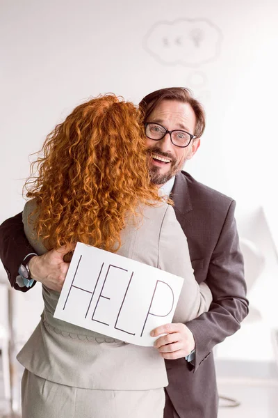 掲示板で助けを求める男を抱いて、ビジネス パートナー. — ストック写真