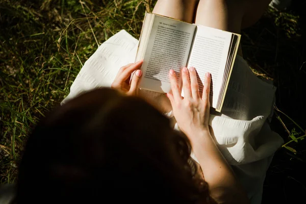 Вид зверху на молоду дівчину, насолоджуючись книгою на відкритому повітрі , — стокове фото
